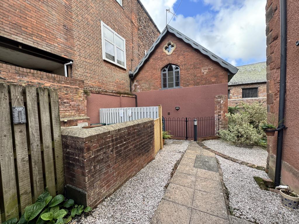 Lot: 162 - THREE-BEDROOM HOME IN CITY CENTRE - Communal area